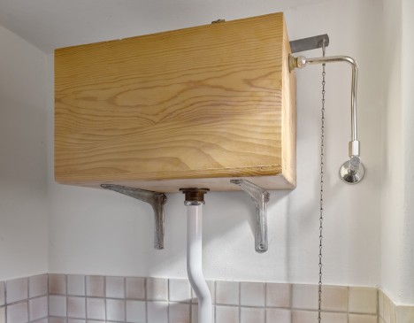 Picture of the original Phoenix wooden cistern from Geberit.