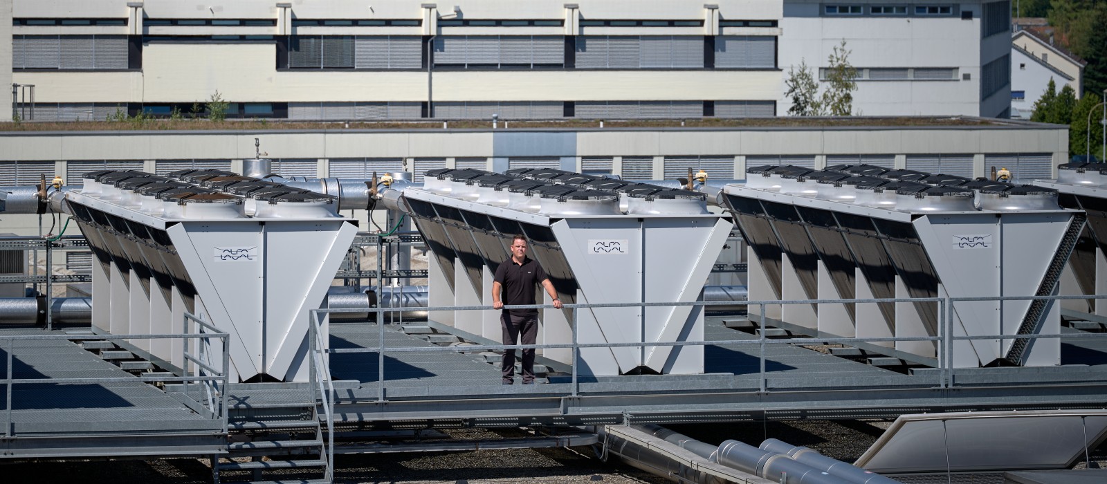 Die Ventilatoren auf dem Dach des schweizerischen Werks in Rapperswil-Jona sichern den energieeffizienten Wärme-Kälte-Austausch.